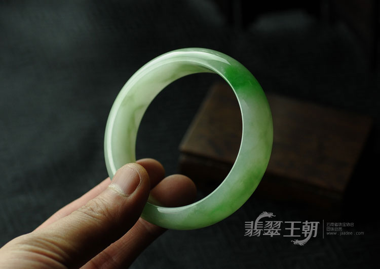 细糯种阳绿缅甸翡翠手镯（56.5）