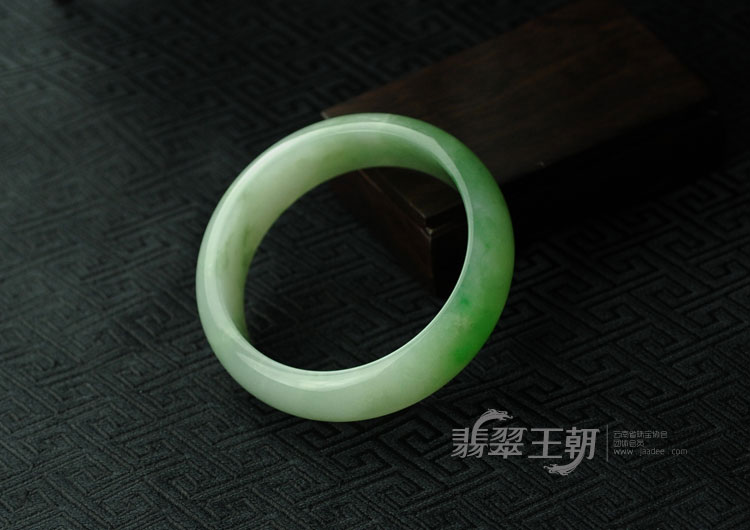 糯冰种阳绿缅甸翡翠手镯（59）