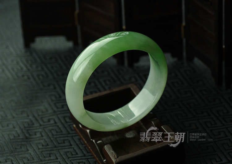 糯冰种阳绿缅甸翡翠手镯（59）