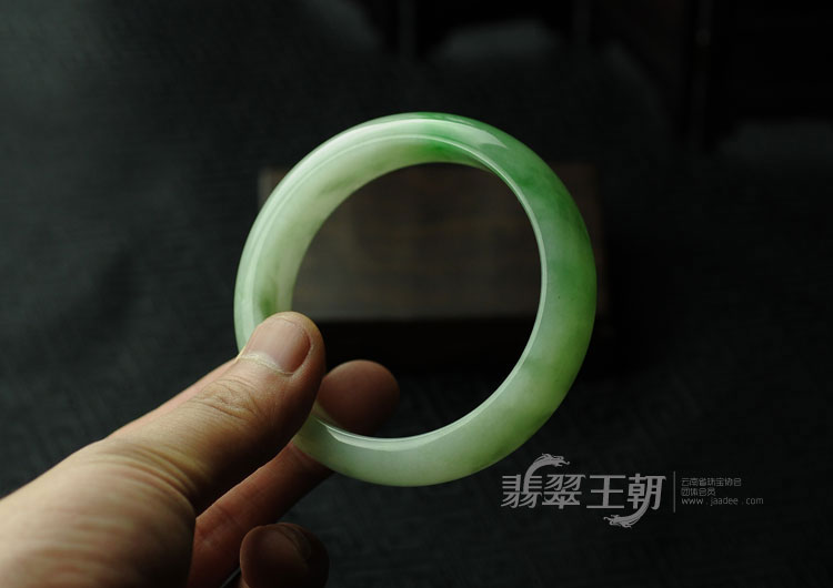 糯冰种阳绿缅甸翡翠手镯（59）