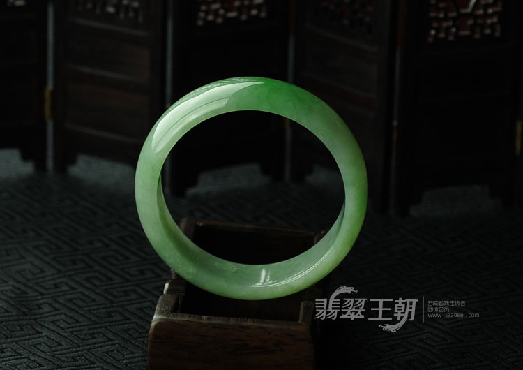 糯冰种翠色缅甸翡翠手镯（59）