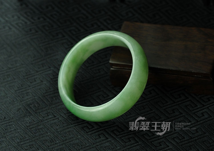 糯冰种翠色缅甸翡翠手镯（59）