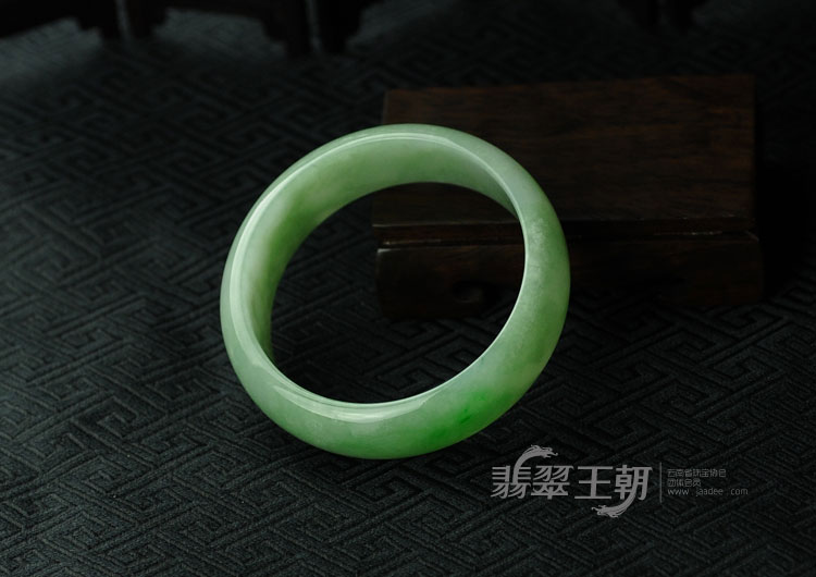 糯冰种翠色缅甸翡翠手镯（59）