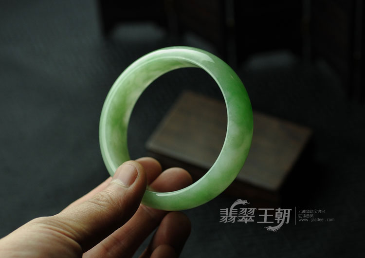 糯冰种翠色缅甸翡翠手镯（59）