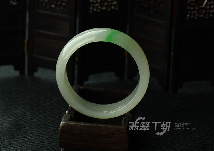 冰种飘翠缅甸翡翠手镯（56）