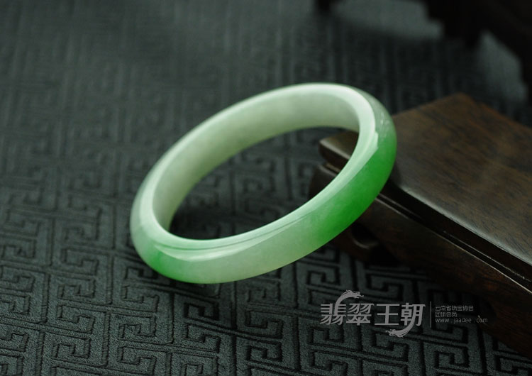 糯冰种正阳绿缅甸翡翠手镯（53.7）
