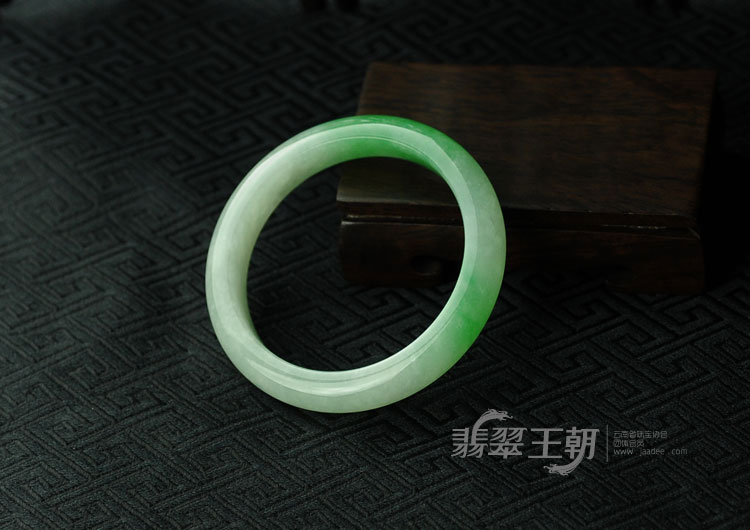 糯冰种正阳绿缅甸翡翠手镯（53.7）