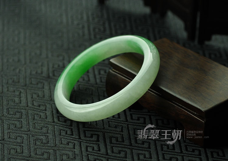 糯冰种正阳绿缅甸翡翠手镯（53.7）