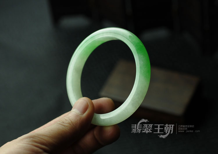 糯冰种正阳绿缅甸翡翠手镯（53.7）