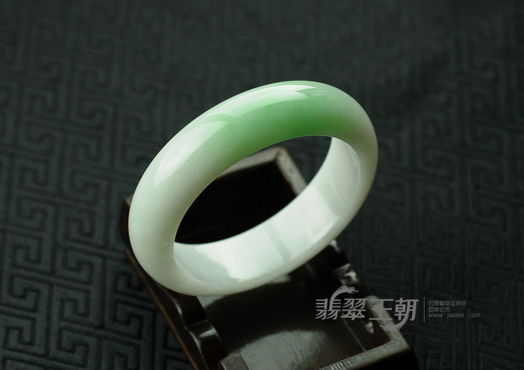 细糯种翠色缅甸翡翠手镯（55.6）