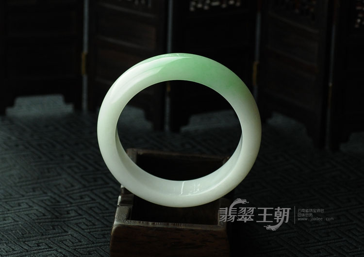 细糯种翠色缅甸翡翠手镯（55.6）