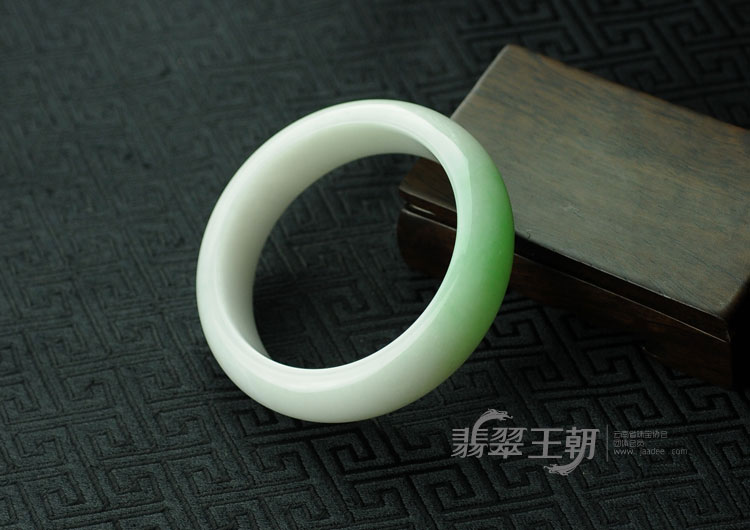 细糯种翠色缅甸翡翠手镯（55.6）
