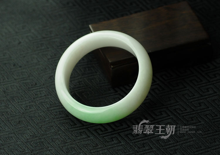 细糯种翠色缅甸翡翠手镯（55.6）