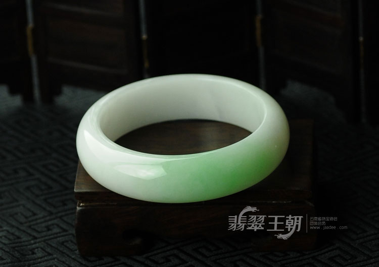 细糯种翠色缅甸翡翠手镯（55.6）