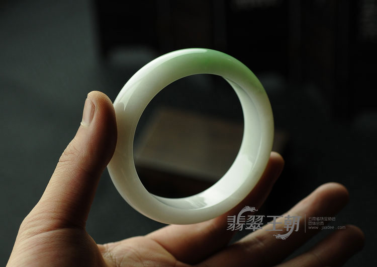 细糯种翠色缅甸翡翠手镯（55.6）