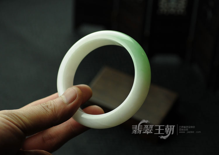 细糯种翠色缅甸翡翠手镯（55.6）
