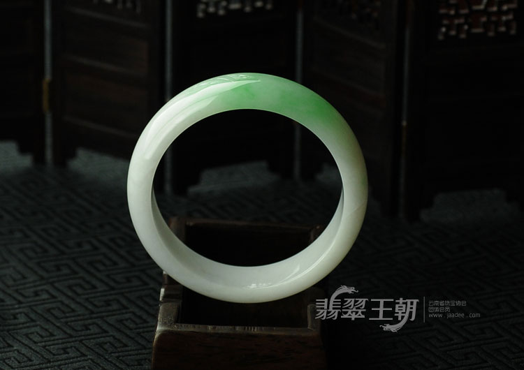 细糯种翠色缅甸翡翠手镯（57.8）