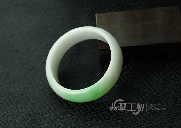 细糯种翠色缅甸翡翠手镯（57.8）