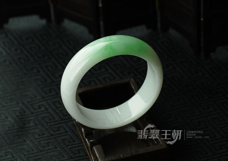 细糯种翠色缅甸翡翠手镯（57.8）
