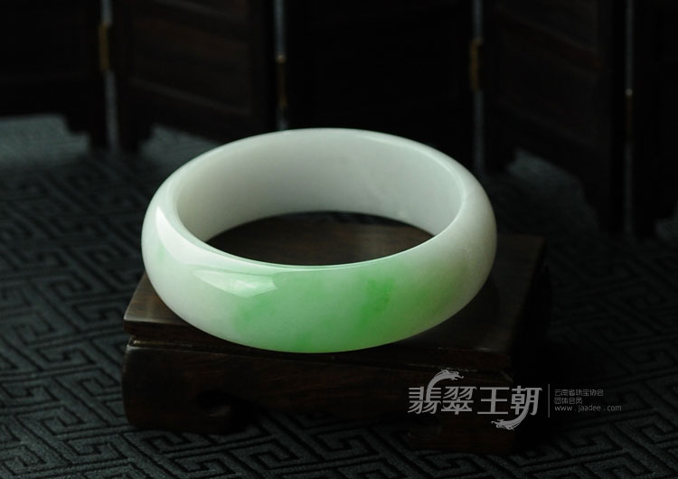 细糯种翠色缅甸翡翠手镯（57.8）