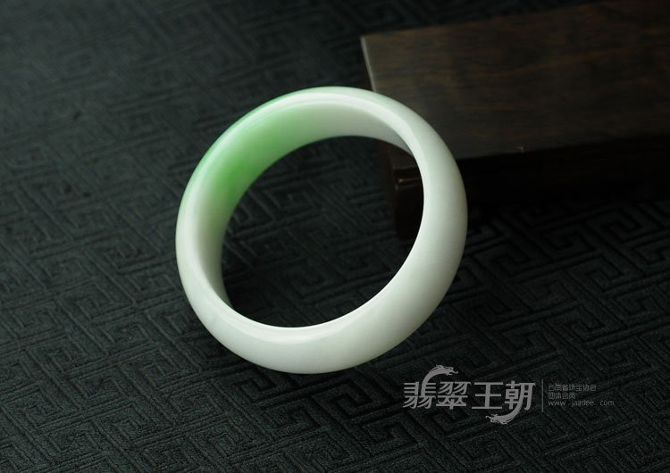 细糯种翠色缅甸翡翠手镯（57.8）