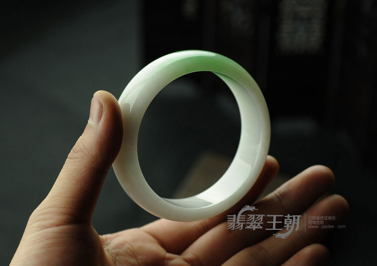 细糯种翠色缅甸翡翠手镯（57.8）