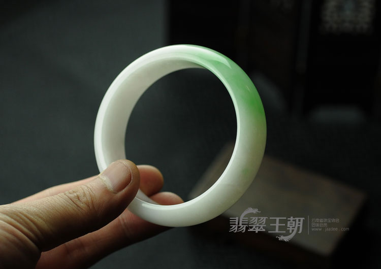细糯种翠色缅甸翡翠手镯（57.8）