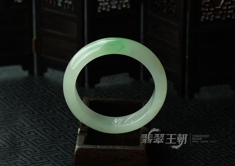 冰种飘翠缅甸翡翠手镯（56.1）