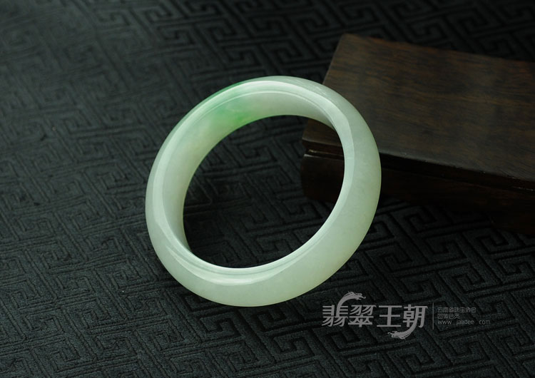 冰种飘翠缅甸翡翠手镯（56.1）