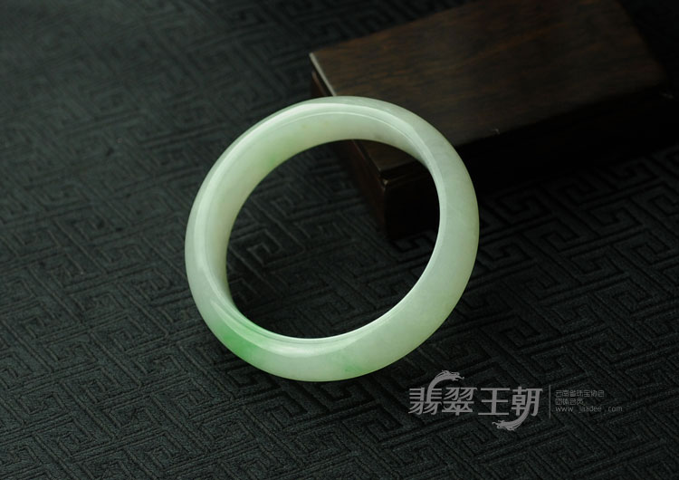 糯冰种飘翠缅甸翡翠手镯（57.9）