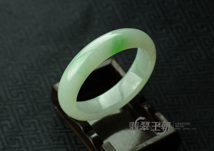 糯冰种飘翠缅甸翡翠手镯（57.9）