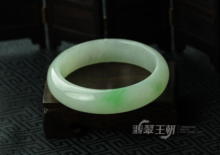 糯冰种飘翠缅甸翡翠手镯（57.9）