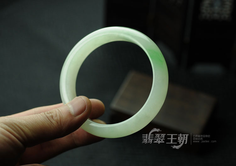 糯冰种飘翠缅甸翡翠手镯（57.9）