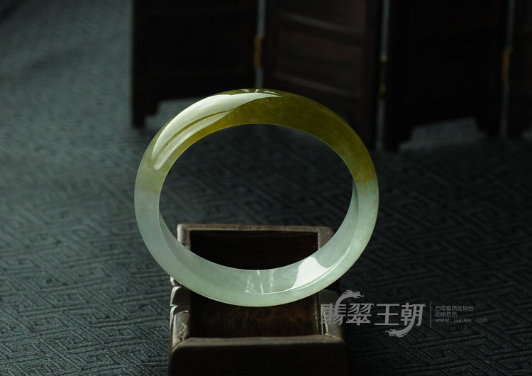 冰种黄翡缅甸翡翠贵妃镯（58.2-53.7）