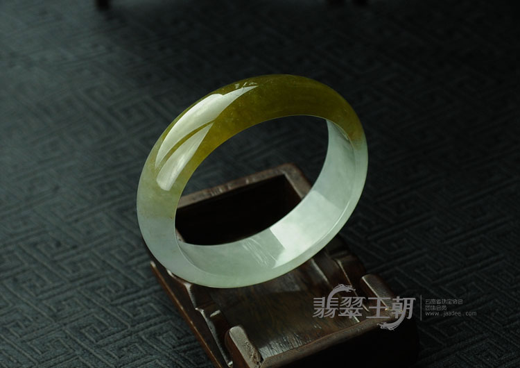 冰种黄翡缅甸翡翠贵妃镯（58.2-53.7）
