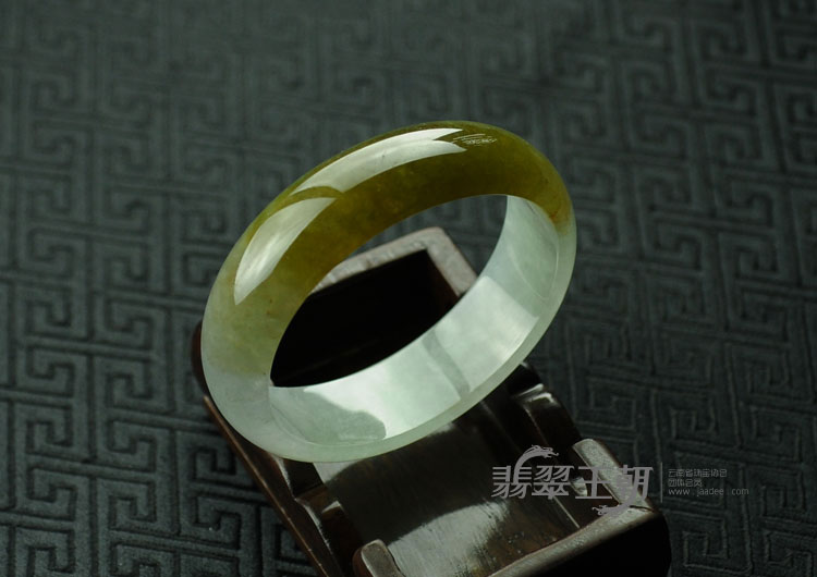 冰种黄翡缅甸翡翠贵妃镯（58.2-53.7）