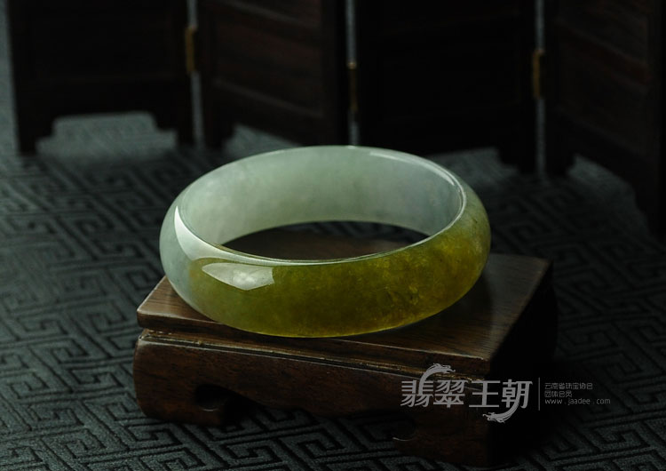 冰种黄翡缅甸翡翠贵妃镯（58.2-53.7）