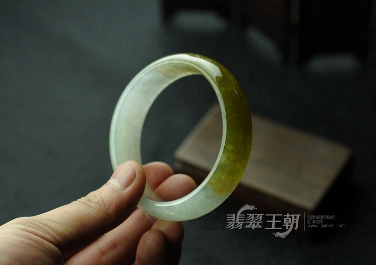 冰种黄翡缅甸翡翠贵妃镯（58.2-53.7）