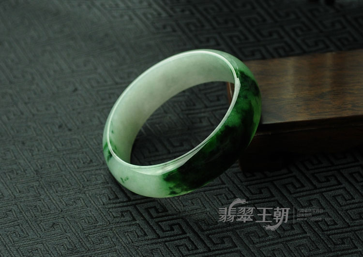 糯冰种油青绿缅甸翡翠手镯（61.4）