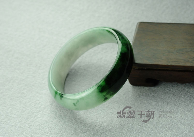 糯冰种油青绿缅甸翡翠手镯（61.4）