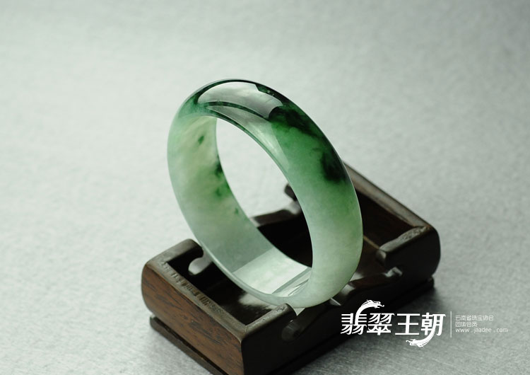 糯冰种油青绿缅甸翡翠手镯（61.4）