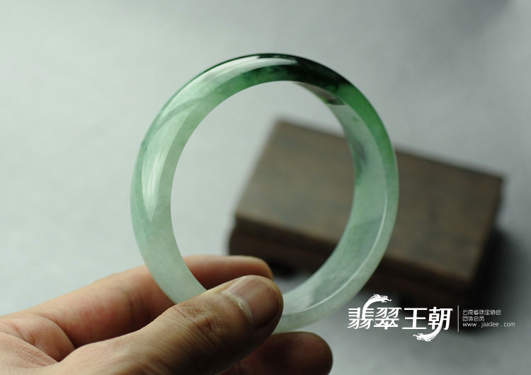 糯冰种油青绿缅甸翡翠手镯（61.4）