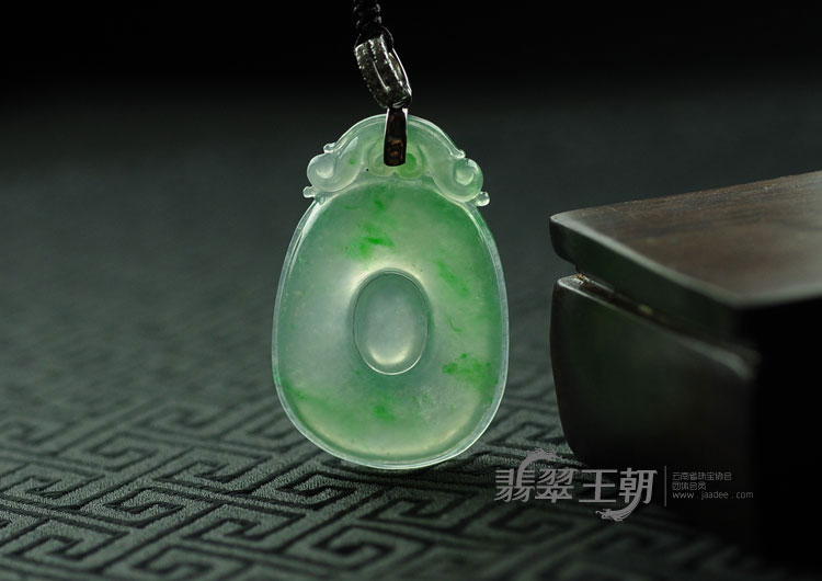 玻璃种飘翠缅甸翡翠福在眼前挂件