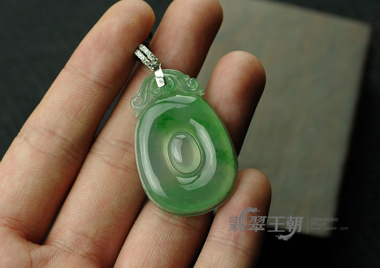 玻璃种飘翠缅甸翡翠福在眼前挂件