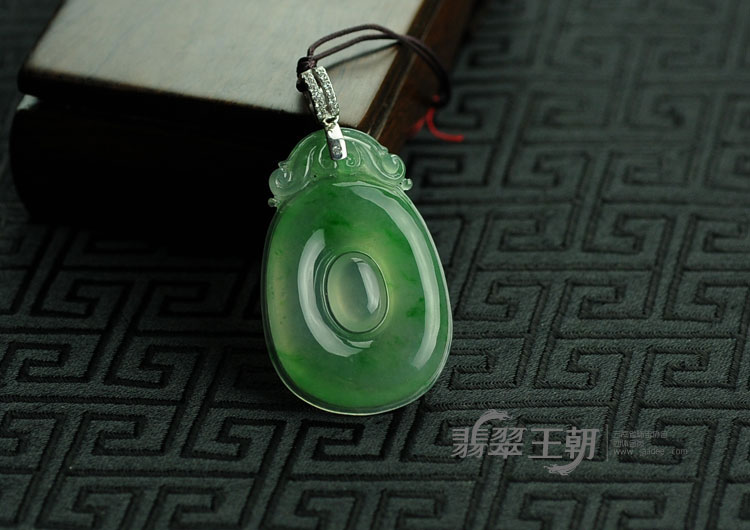 玻璃种飘翠缅甸翡翠福在眼前挂件