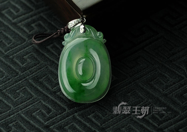冰玻种飘翠缅甸翡翠福在眼前挂件