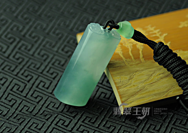 冰玻种蓝晴水缅甸翡翠子冈牌挂件
