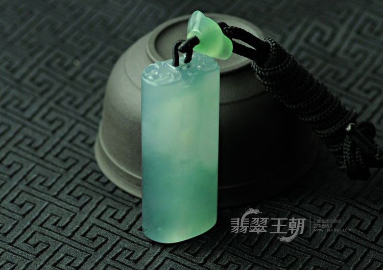 冰玻种蓝晴水缅甸翡翠子冈牌挂件