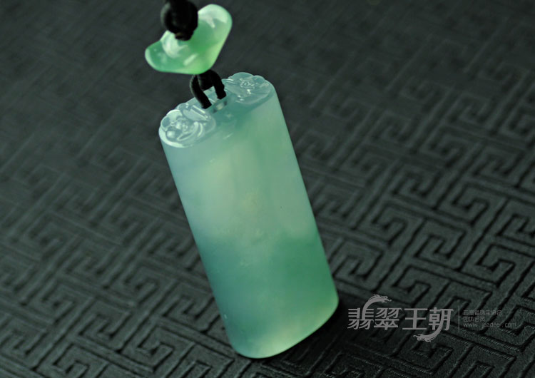 冰玻种蓝晴水缅甸翡翠子冈牌挂件