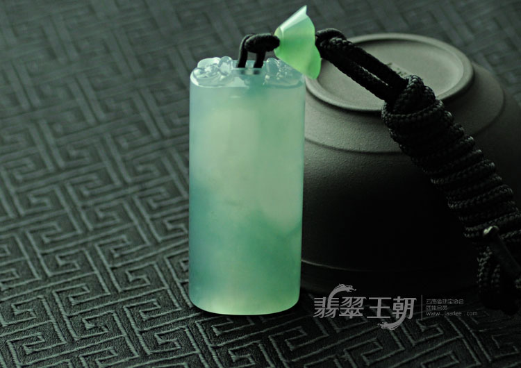 冰玻种蓝晴水缅甸翡翠子冈牌挂件